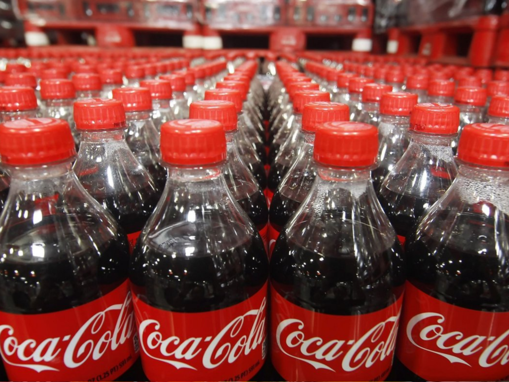 Coca-Cola pažadai: dvejų metų siekis daugiau daugkartinių pakuočių liko tik žodžiai