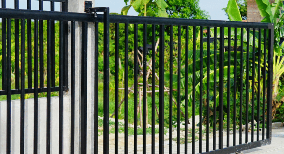 Kiemo vartų kaina: nuo ko priklauso ir kiek kainuoja skirtingi sprendimai? 9 kiemo vartų kaina