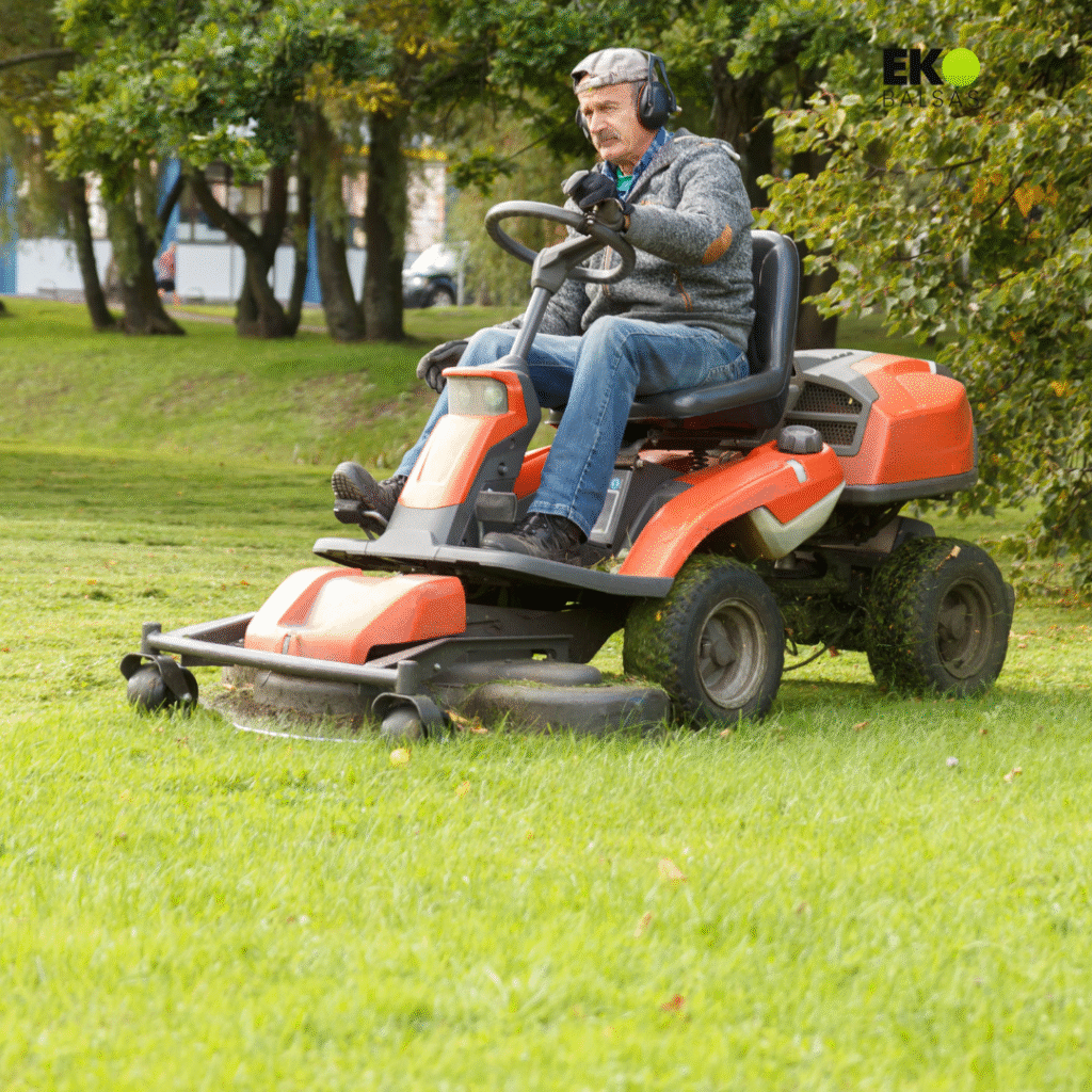 sodo traktoriukai​