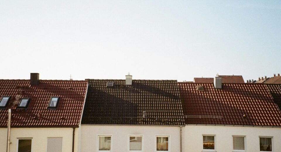 Kuo keraminės čerpės išsiskiria iš kitų stogo dangų? 5 Kuo keraminės čerpės išsiskiria iš kitų stogo dangų