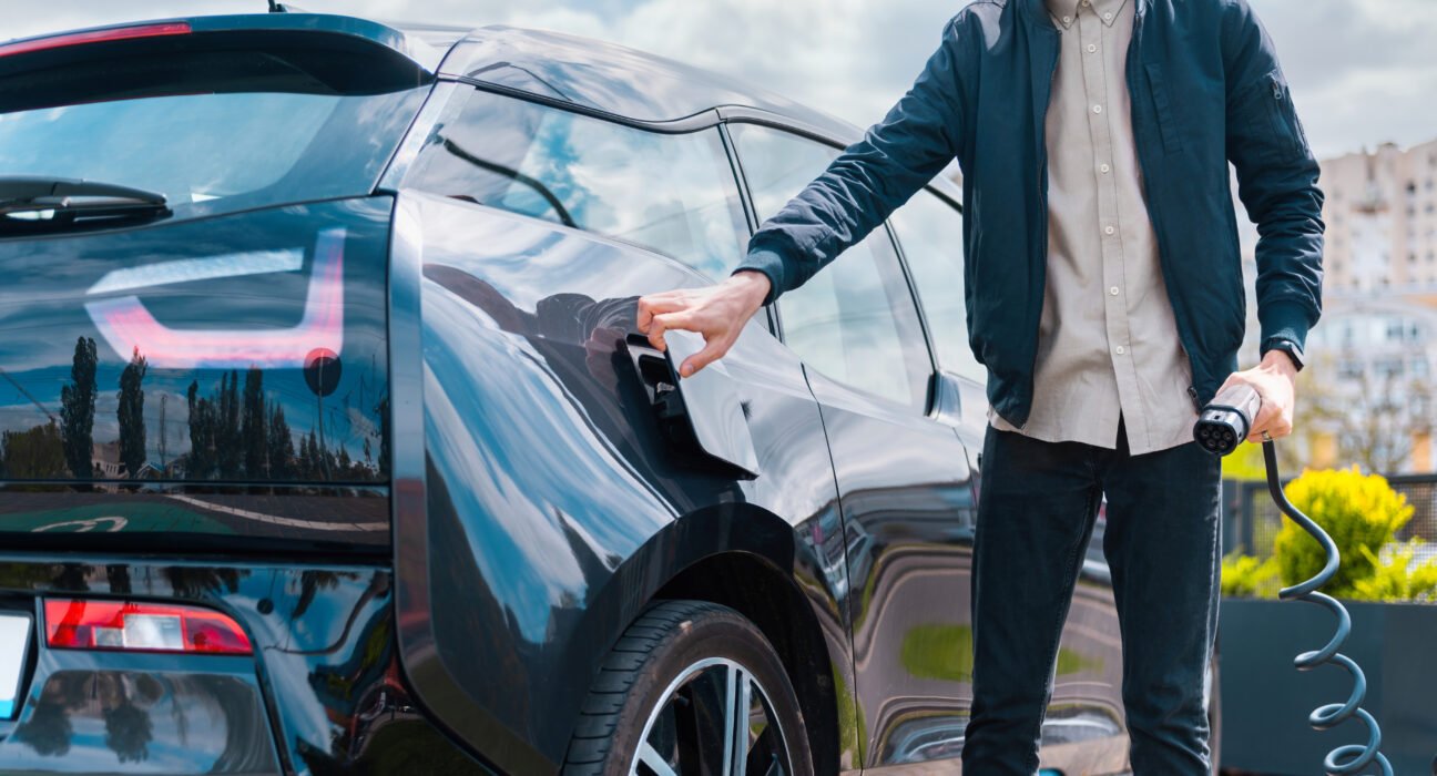 Hibridinių automobilių pardavimai JAV auga, padedant išlaikyti elektrinių transporto priemonių planus 1 hibridinių