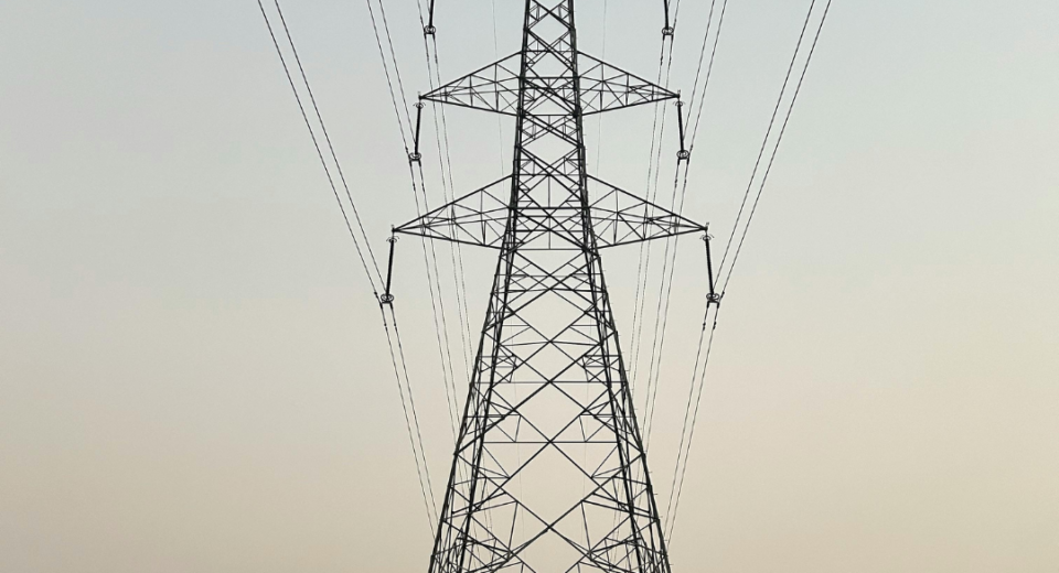 Elektros kainos toliau mažėja, naftos ir gamtinių dujų kainoms įtakos gali turėti įvykiai Artimųjų Rytų regione