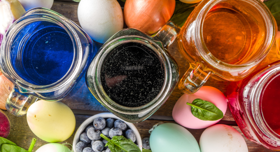 Natūralūs kiaušinių dažymo būdai: tradicijos, mokslas ir kūryba