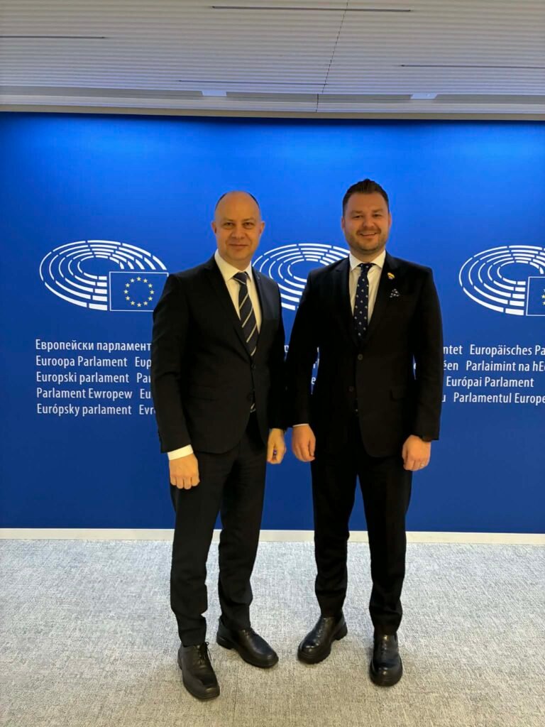 eb447972 9c1e 4d9d 9bc5 b6060991a664