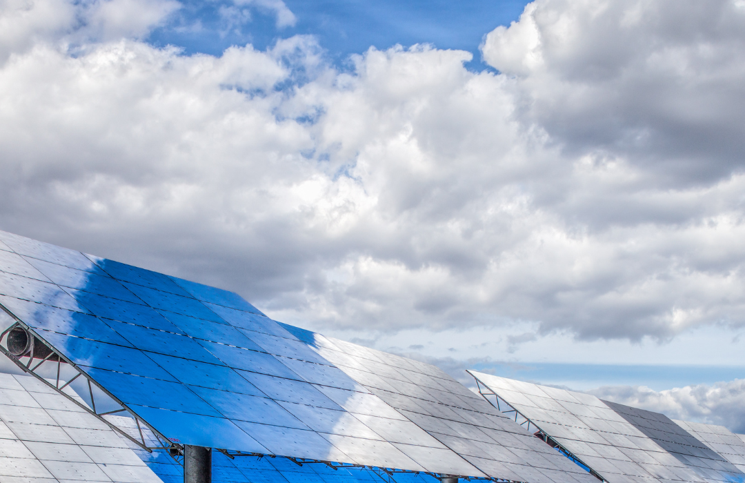 **Lietuvoje įrengtų vėjo ir saulės elektrinių galia pasiekė 6 GW: energetikos transformacija spartėja** Lietuvos atsinaujinančios energetikos sektorius pasiekė reikšmingą etapą – šalyje įrengtų vėjo ir saulės elektrinių galia pirmą kartą viršijo 6 gigavatus (GW). Šis rodiklis atspindi sparčią energetikos transformaciją, stiprinančią šalies energetinį savarankiškumą ir mažinančią priklausomybę nuo importuojamos energijos. ## Sparčiai augantis atsinaujinančios energetikos sektorius Lietuvos elektros perdavimo sistemos operatorės „Litgrid“ duomenimis, prie perdavimo ir skirstymo tinklų prijungtų vėjo bei saulės elektrinių įrengtoji galia pasiekė 6 GW. Nuo metų pradžios atsinaujinančių išteklių pajėgumai išaugo beveik 0,3 GW, o per pastaruosius dvylika mėnesių – beveik 2 GW. ([elta.lt][1]) Energetikos ministro Žygimanto Vaičiūno teigimu, toks augimas rodo nuosekliai vykstančią energetikos transformaciją, leidžiančią Lietuvai išlikti viena regiono lyderių elektros gamyboje iš atsinaujinančių energijos šaltinių. Vietinės elektros gamybos plėtra didina energetinį saugumą ir mažina išorinių energijos išteklių priklausomybę. ([elta.lt][1]) ## Atsinaujinanti energija jau tenkina pusę elektros poreikio Pastaraisiais metais atsinaujinančios energetikos vaidmuo šalies elektros sistemoje sparčiai augo. 2025 metais atsinaujinančių išteklių elektrinės pagamino 68 proc. visos Lietuvoje generuotos elektros energijos ir patenkino apie pusę šalies elektros poreikio. Prognozuojama, kad šiemet šis rodiklis bus dar didesnis. ([elta.lt][1]) Šiuo metu bendra visų atsinaujinančių išteklių elektrinių įrengtoji galia siekia 6,2 GW ir sudaro maždaug du trečdalius viso šalies elektros gamybos pajėgumo. ([elta.lt][1]) ## Tolimesnė plėtra – tinklai, kaupimas ir eksportas Energetikos ekspertai pabrėžia, kad vien naujų elektrinių statybos nepakanka. Siekiant strateginio 8 GW atsinaujinančios energetikos tikslo, būtina: * stiprinti elektros perdavimo tinklus, * plėtoti energijos kaupimo sistemas, * didinti elektros eksporto galimybes. „Litgrid“ vadovas Andrius Šemeškevičius akcentuoja, kad baterijų energijos kaupimo sprendimai tampa vienu svarbiausių vėjo ir saulės energetikos plėtros katalizatorių, leidžiančiu stabilizuoti elektros sistemą ir efektyviau panaudoti pagamintą energiją. ([elta.lt][1]) Šiuo metu jau sudaryti ketinimų protokolai dėl didelio masto projektų: planuojama prijungti 3,2 GW vėjo elektrinių sausumoje, 3,8 GW saulės elektrinių bei įrengti 3,7 GW galios ir 9 GWh talpos energijos kaupimo sistemas. ([elta.lt][1]) ## Strateginis tikslas – energetinė nepriklausomybė Pagal Vyriausybės planus iki 2028 metų Lietuva siekia išplėtoti ne mažiau kaip 8 GW atsinaujinančios elektros gamybos pajėgumų. Ilgalaikis tikslas – kad šalyje būtų pagaminama daugiau elektros energijos iš atsinaujinančių išteklių, nei jos suvartojama per metus. ([elta.lt][1]) Energetikos sektoriaus plėtra rodo, kad Lietuva sparčiai pereina prie žalesnės ir savarankiškesnės energetikos sistemos. Auganti vėjo ir saulės elektrinių galia ne tik mažina klimato kaitos poveikį, bet ir kuria ekonomines galimybes – nuo naujų investicijų iki stipresnių eksporto pozicijų Baltijos regione. --- Jei reikia, galiu parengti ir **žurnalistinę versiją**, **trumpesnę naujieną portalui**, **analitinį komentarą** arba **SEO optimizuotą straipsnį**. [1]: https://www.elta.lt/lt/pranesimai-spaudai/lietuvoje-irengtu-vejo-ir-saules-elektriniu-galia-pasieke-