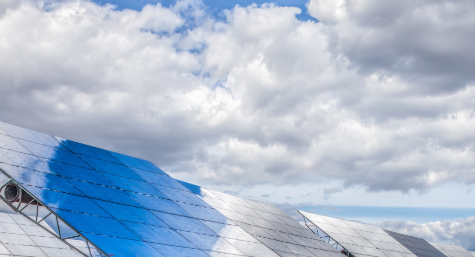 **Lietuvoje įrengtų vėjo ir saulės elektrinių galia pasiekė 6 GW: energetikos transformacija spartėja** Lietuvos atsinaujinančios energetikos sektorius pasiekė reikšmingą etapą – šalyje įrengtų vėjo ir saulės elektrinių galia pirmą kartą viršijo 6 gigavatus (GW). Šis rodiklis atspindi sparčią energetikos transformaciją, stiprinančią šalies energetinį savarankiškumą ir mažinančią priklausomybę nuo importuojamos energijos. ## Sparčiai augantis atsinaujinančios energetikos sektorius Lietuvos elektros perdavimo sistemos operatorės „Litgrid“ duomenimis, prie perdavimo ir skirstymo tinklų prijungtų vėjo bei saulės elektrinių įrengtoji galia pasiekė 6 GW. Nuo metų pradžios atsinaujinančių išteklių pajėgumai išaugo beveik 0,3 GW, o per pastaruosius dvylika mėnesių – beveik 2 GW. ([elta.lt][1]) Energetikos ministro Žygimanto Vaičiūno teigimu, toks augimas rodo nuosekliai vykstančią energetikos transformaciją, leidžiančią Lietuvai išlikti viena regiono lyderių elektros gamyboje iš atsinaujinančių energijos šaltinių. Vietinės elektros gamybos plėtra didina energetinį saugumą ir mažina išorinių energijos išteklių priklausomybę. ([elta.lt][1]) ## Atsinaujinanti energija jau tenkina pusę elektros poreikio Pastaraisiais metais atsinaujinančios energetikos vaidmuo šalies elektros sistemoje sparčiai augo. 2025 metais atsinaujinančių išteklių elektrinės pagamino 68 proc. visos Lietuvoje generuotos elektros energijos ir patenkino apie pusę šalies elektros poreikio. Prognozuojama, kad šiemet šis rodiklis bus dar didesnis. ([elta.lt][1]) Šiuo metu bendra visų atsinaujinančių išteklių elektrinių įrengtoji galia siekia 6,2 GW ir sudaro maždaug du trečdalius viso šalies elektros gamybos pajėgumo. ([elta.lt][1]) ## Tolimesnė plėtra – tinklai, kaupimas ir eksportas Energetikos ekspertai pabrėžia, kad vien naujų elektrinių statybos nepakanka. Siekiant strateginio 8 GW atsinaujinančios energetikos tikslo, būtina: * stiprinti elektros perdavimo tinklus, * plėtoti energijos kaupimo sistemas, * didinti elektros eksporto galimybes. „Litgrid“ vadovas Andrius Šemeškevičius akcentuoja, kad baterijų energijos kaupimo sprendimai tampa vienu svarbiausių vėjo ir saulės energetikos plėtros katalizatorių, leidžiančiu stabilizuoti elektros sistemą ir efektyviau panaudoti pagamintą energiją. ([elta.lt][1]) Šiuo metu jau sudaryti ketinimų protokolai dėl didelio masto projektų: planuojama prijungti 3,2 GW vėjo elektrinių sausumoje, 3,8 GW saulės elektrinių bei įrengti 3,7 GW galios ir 9 GWh talpos energijos kaupimo sistemas. ([elta.lt][1]) ## Strateginis tikslas – energetinė nepriklausomybė Pagal Vyriausybės planus iki 2028 metų Lietuva siekia išplėtoti ne mažiau kaip 8 GW atsinaujinančios elektros gamybos pajėgumų. Ilgalaikis tikslas – kad šalyje būtų pagaminama daugiau elektros energijos iš atsinaujinančių išteklių, nei jos suvartojama per metus. ([elta.lt][1]) Energetikos sektoriaus plėtra rodo, kad Lietuva sparčiai pereina prie žalesnės ir savarankiškesnės energetikos sistemos. Auganti vėjo ir saulės elektrinių galia ne tik mažina klimato kaitos poveikį, bet ir kuria ekonomines galimybes – nuo naujų investicijų iki stipresnių eksporto pozicijų Baltijos regione. --- Jei reikia, galiu parengti ir **žurnalistinę versiją**, **trumpesnę naujieną portalui**, **analitinį komentarą** arba **SEO optimizuotą straipsnį**. [1]: https://www.elta.lt/lt/pranesimai-spaudai/lietuvoje-irengtu-vejo-ir-saules-elektriniu-galia-pasieke-