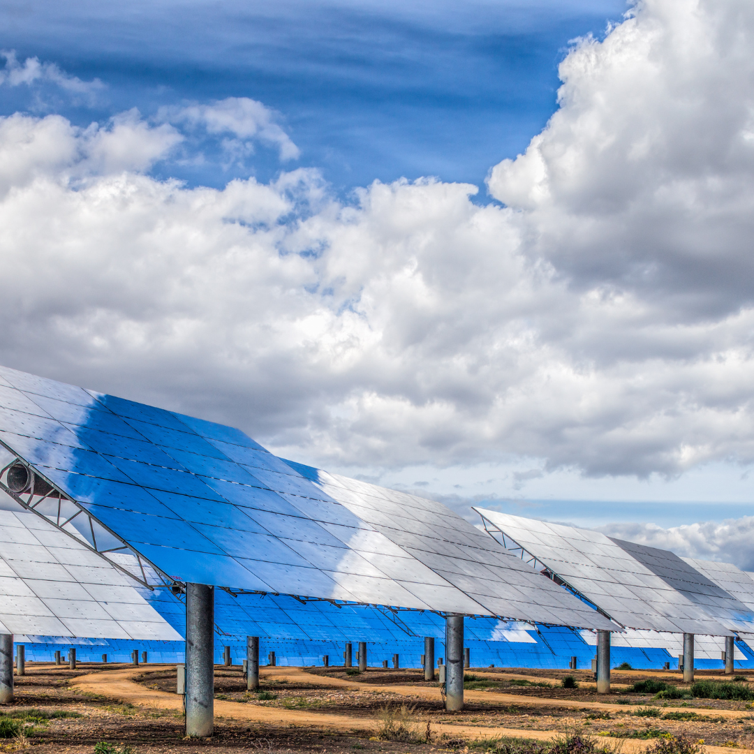 **Lietuvoje įrengtų vėjo ir saulės elektrinių galia pasiekė 6 GW: energetikos transformacija spartėja** Lietuvos atsinaujinančios energetikos sektorius pasiekė reikšmingą etapą – šalyje įrengtų vėjo ir saulės elektrinių galia pirmą kartą viršijo 6 gigavatus (GW). Šis rodiklis atspindi sparčią energetikos transformaciją, stiprinančią šalies energetinį savarankiškumą ir mažinančią priklausomybę nuo importuojamos energijos. ## Sparčiai augantis atsinaujinančios energetikos sektorius Lietuvos elektros perdavimo sistemos operatorės „Litgrid“ duomenimis, prie perdavimo ir skirstymo tinklų prijungtų vėjo bei saulės elektrinių įrengtoji galia pasiekė 6 GW. Nuo metų pradžios atsinaujinančių išteklių pajėgumai išaugo beveik 0,3 GW, o per pastaruosius dvylika mėnesių – beveik 2 GW. ([elta.lt][1]) Energetikos ministro Žygimanto Vaičiūno teigimu, toks augimas rodo nuosekliai vykstančią energetikos transformaciją, leidžiančią Lietuvai išlikti viena regiono lyderių elektros gamyboje iš atsinaujinančių energijos šaltinių. Vietinės elektros gamybos plėtra didina energetinį saugumą ir mažina išorinių energijos išteklių priklausomybę. ([elta.lt][1]) ## Atsinaujinanti energija jau tenkina pusę elektros poreikio Pastaraisiais metais atsinaujinančios energetikos vaidmuo šalies elektros sistemoje sparčiai augo. 2025 metais atsinaujinančių išteklių elektrinės pagamino 68 proc. visos Lietuvoje generuotos elektros energijos ir patenkino apie pusę šalies elektros poreikio. Prognozuojama, kad šiemet šis rodiklis bus dar didesnis. ([elta.lt][1]) Šiuo metu bendra visų atsinaujinančių išteklių elektrinių įrengtoji galia siekia 6,2 GW ir sudaro maždaug du trečdalius viso šalies elektros gamybos pajėgumo. ([elta.lt][1]) ## Tolimesnė plėtra – tinklai, kaupimas ir eksportas Energetikos ekspertai pabrėžia, kad vien naujų elektrinių statybos nepakanka. Siekiant strateginio 8 GW atsinaujinančios energetikos tikslo, būtina: * stiprinti elektros perdavimo tinklus, * plėtoti energijos kaupimo sistemas, * didinti elektros eksporto galimybes. „Litgrid“ vadovas Andrius Šemeškevičius akcentuoja, kad baterijų energijos kaupimo sprendimai tampa vienu svarbiausių vėjo ir saulės energetikos plėtros katalizatorių, leidžiančiu stabilizuoti elektros sistemą ir efektyviau panaudoti pagamintą energiją. ([elta.lt][1]) Šiuo metu jau sudaryti ketinimų protokolai dėl didelio masto projektų: planuojama prijungti 3,2 GW vėjo elektrinių sausumoje, 3,8 GW saulės elektrinių bei įrengti 3,7 GW galios ir 9 GWh talpos energijos kaupimo sistemas. ([elta.lt][1]) ## Strateginis tikslas – energetinė nepriklausomybė Pagal Vyriausybės planus iki 2028 metų Lietuva siekia išplėtoti ne mažiau kaip 8 GW atsinaujinančios elektros gamybos pajėgumų. Ilgalaikis tikslas – kad šalyje būtų pagaminama daugiau elektros energijos iš atsinaujinančių išteklių, nei jos suvartojama per metus. ([elta.lt][1]) Energetikos sektoriaus plėtra rodo, kad Lietuva sparčiai pereina prie žalesnės ir savarankiškesnės energetikos sistemos. Auganti vėjo ir saulės elektrinių galia ne tik mažina klimato kaitos poveikį, bet ir kuria ekonomines galimybes – nuo naujų investicijų iki stipresnių eksporto pozicijų Baltijos regione. --- Jei reikia, galiu parengti ir **žurnalistinę versiją**, **trumpesnę naujieną portalui**, **analitinį komentarą** arba **SEO optimizuotą straipsnį**. [1]: https://www.elta.lt/lt/pranesimai-spaudai/lietuvoje-irengtu-vejo-ir-saules-elektriniu-galia-pasieke-